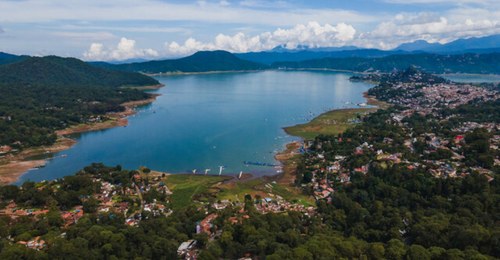 Valle de Bravo lago montanas